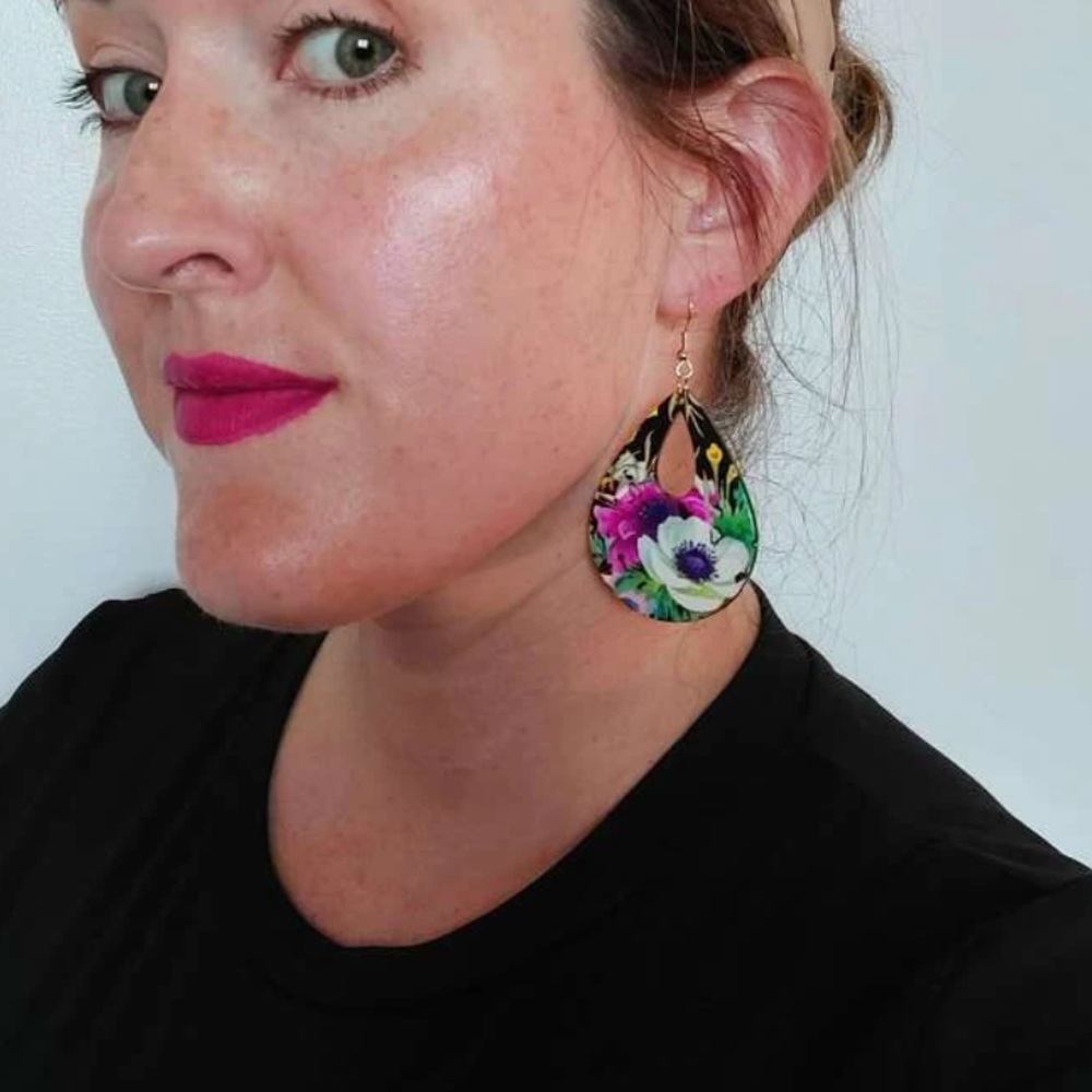New Artisan Handmade Tropical Paradise Hand Painted Hawaii Floral Gold Earrings - Picture 13 of 16